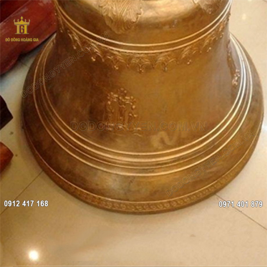 H&igrave;nh ảnh Ch&uacute;a Gie-su bị đ&oacute;ng đinh tr&ecirc;n c&acirc;y thập gi&aacute; được chạm khắc v&ocirc; c&ugrave;ng sắc n&eacute;t tr&ecirc;n th&acirc;n chu&ocirc;ng